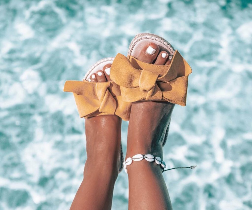 Как да се погрижим за стъпалата си през предстоящите топли дни!